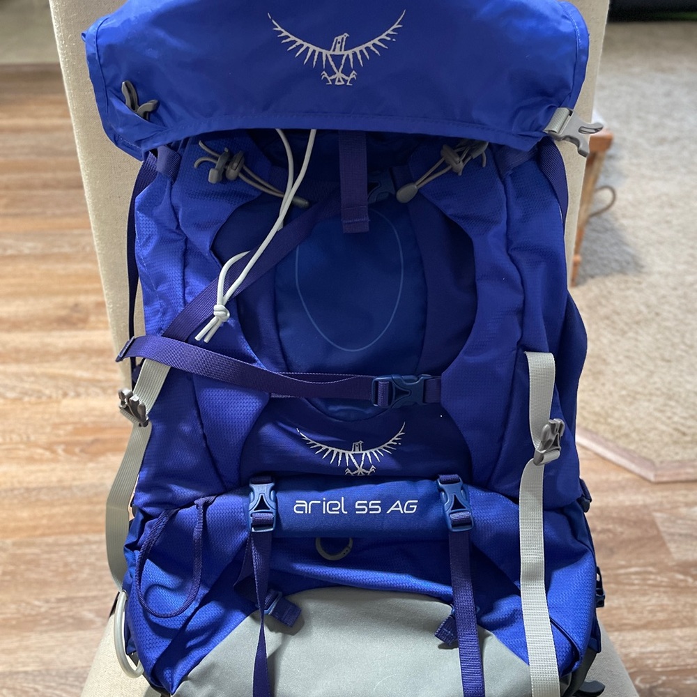 Osprey Blue/Gray Hiking Backpack with Top-Loading Design WMS XS Ariel 55 AG